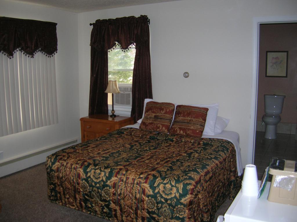 Camp Inn Lodge Oscoda Esterno foto