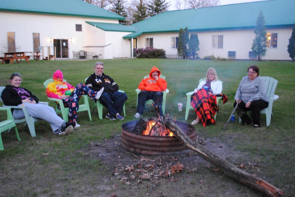 Camp Inn Lodge Oscoda Esterno foto